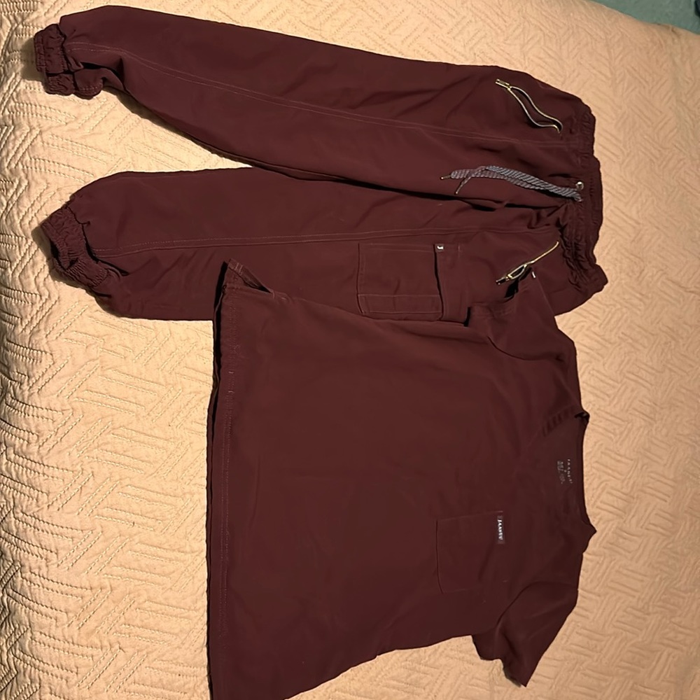 Jaanuu scrub set